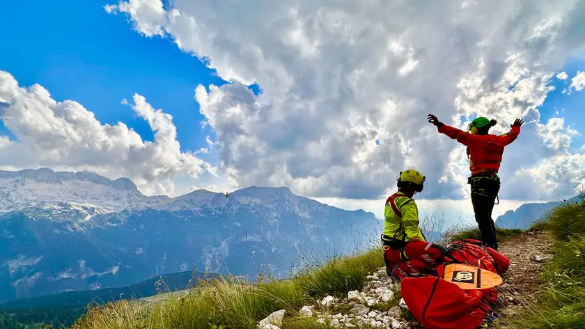 I soccorsi sono intervenuti lungo il sentiero 664 per la Cima di Terrarossa a circa 1900 metri di quota
