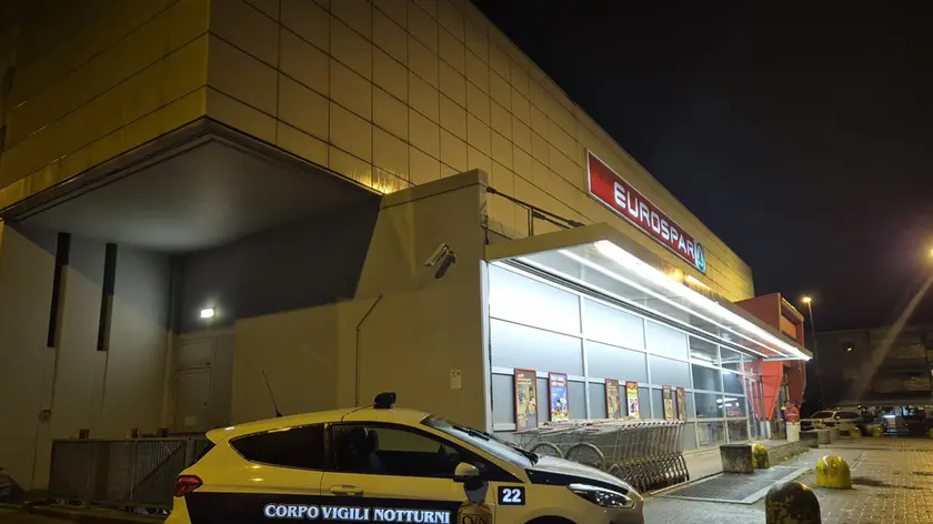 L'intervento dei vigili notturni all'Eurospar di viale Leonardo Da Vinci, a Udine