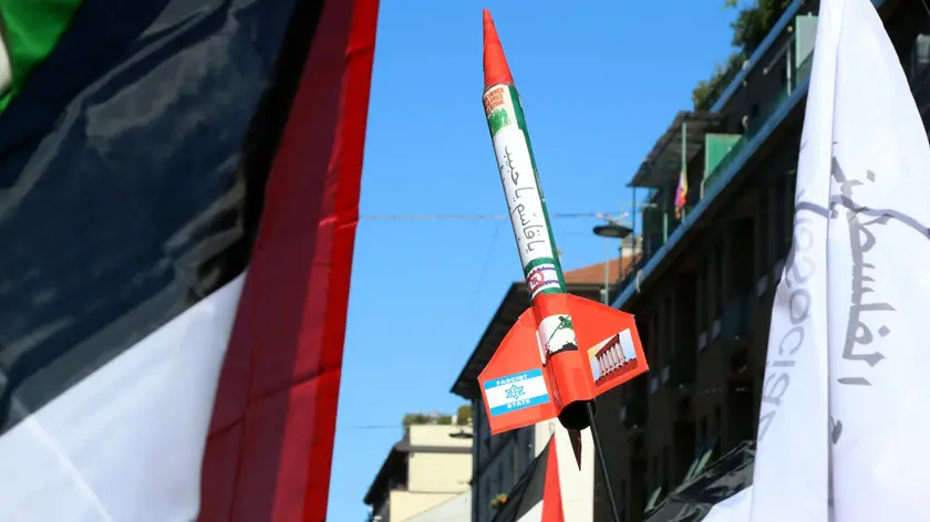E' iniziata con un minuto di silenzio chiesto dagli organizzatori per il leader di Hezbollah Hassan Nasrallah, ucciso in Libano, "e tutti i martiri" l'ormai consueta manifestazione milanese pro Palestina che si tiene ogni sabato in un luogo diverso dallo scoppio del conflitto nello scorso ottobre, 28 settembre 2024. ANSA/PAOLO SALMOIRAGO