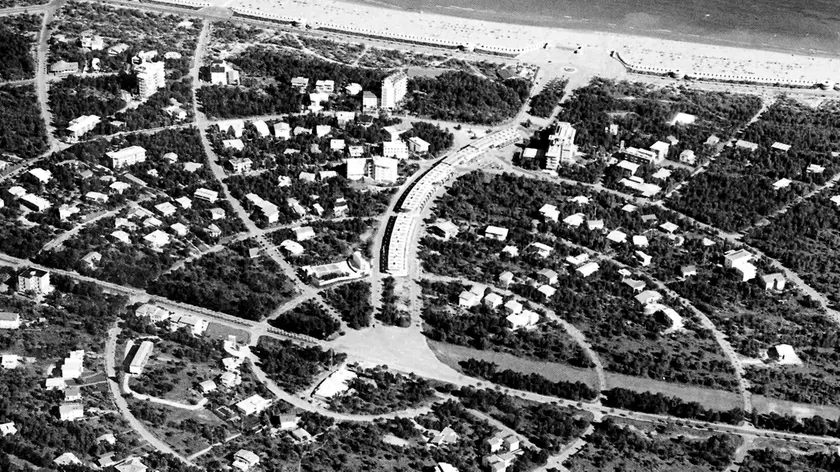 Lignano Pineta ripresa dall’alto negli anni ’50 con la chiocciola di Marcello D’Olivo