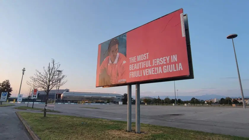 Uno dei due cartelloni con la maglia della Triestina apparsi all’esterno dello stadio