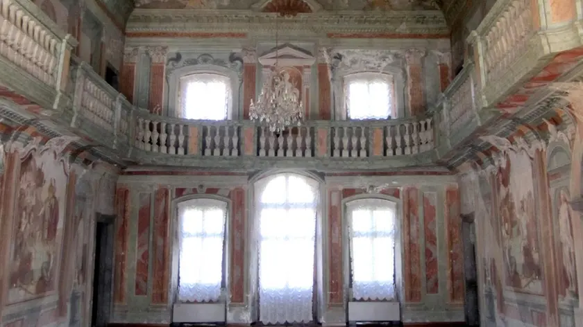 Il salone affrescato di palazzo Linussio, che si trova all’interno della caserma Cantore di Tolmezzo
