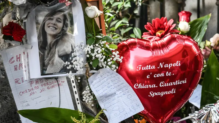 Gianfranco Jaconis con la figlia Roberta in lacrime depongono fiori sul luogo, ai quartieri Spagnoli di Napoli, dove Chiara e' stata colpita da un vaso ed e' poi morto a seguito delle ferite riportate, 18 settembre 2024 ANSA / CIRO FUSCO