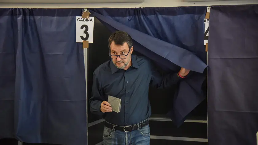Il vicepremier e ministro dei Trasporti Matteo Salvini ha votato poco fa per le elezioni Europee nel seggio di via Martinetti a Milano. "Chiedo con forza un voto contro la guerra, per fermare la guerra e isolare bombaroli come Macron", ha detto fuori dal seggio, Milano 8 Giugno 2024 ANSA/MATTEO CORNER --- Vice Prime Minister and Transport Minister Matteo Salvini voted for the European elections in the via Martinetti polling station in Milan. "I strongly ask for a vote against the war, to stop the war and isolate bombers like Macron," he said outside the polling station, Milan 8 june ANSA/MATTEO CORNER