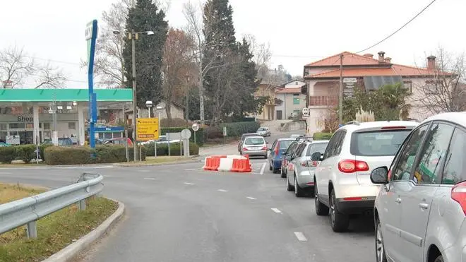 Bumbaca Gorizia 11.12.2011 Coda pieno di benzina Mossa Vipolze SLO - Fotografia di Pierluigi Bumbaca