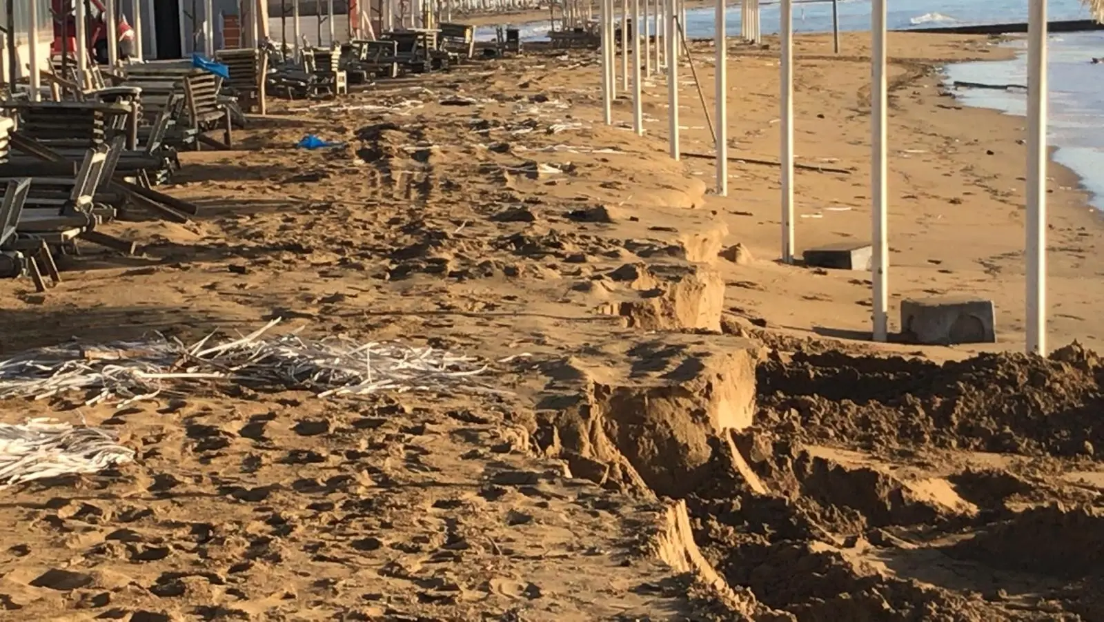 Il maltempo ha colpito anche la costa. A Lignano Riviera, nella notte tra venerdì 27 e sabato 28 settembre, l'acqua ha raggiunto gli ombrelloni in spiaggia trasportando sull'arenile anche alcuni tronchi. Particolarmente colpiti gli uffici 2-3-4 a Riviera. La situazione verrà monitorata nelle prossime ore: il timore è che nella notte l'acqua possa risalire provocando altri danni alle strutture (Foto Sil Lignano)
