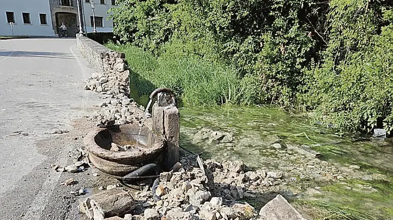 I resti del muretto abbattuto dal trattore in manovra