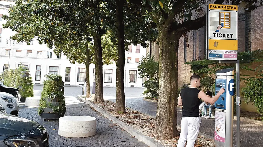 Con la nuova modalità non sarà necessario sostituire i parcometri presenti in cittò a Udine © Foto Petrussi