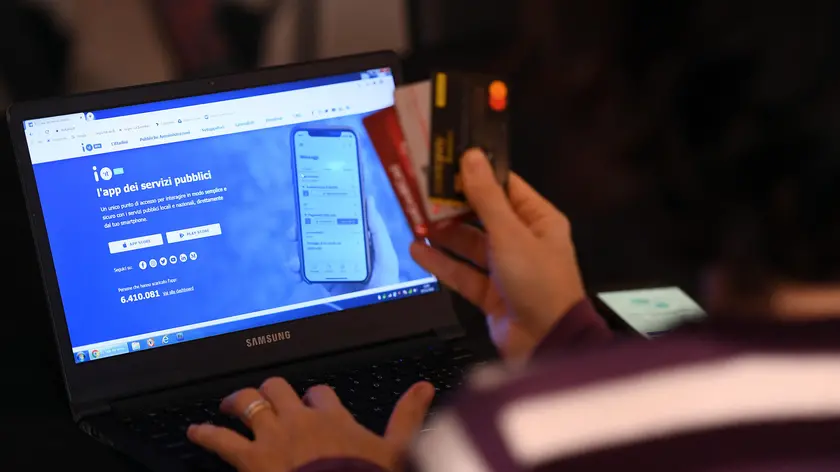 Al via le iscrizioni al programma Cashback sulla app Io: e' stata rilasciata dagli app store la versione aggiornata con l'implementazione del nuovo servizio disponibile sulla app per i servizi della pubblica amministrazione, Roma, 7 dicembre 2020. ANSA / ETTORE FERRARI