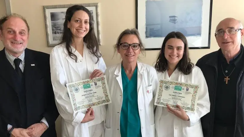 l professor Grossi, a sinistra, alla consegna dei diplomi a due studentesse argentine a Trieste, con padre Carlo (a destra) e al centro la tutor Bortul