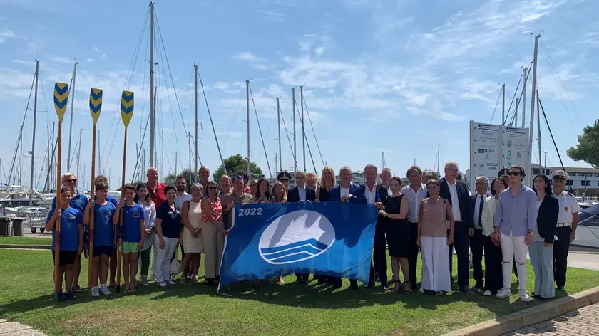 I partecipanti alla cerimonia di consegna della Bandiera Blu alla città di Lignano Sabbiadoro