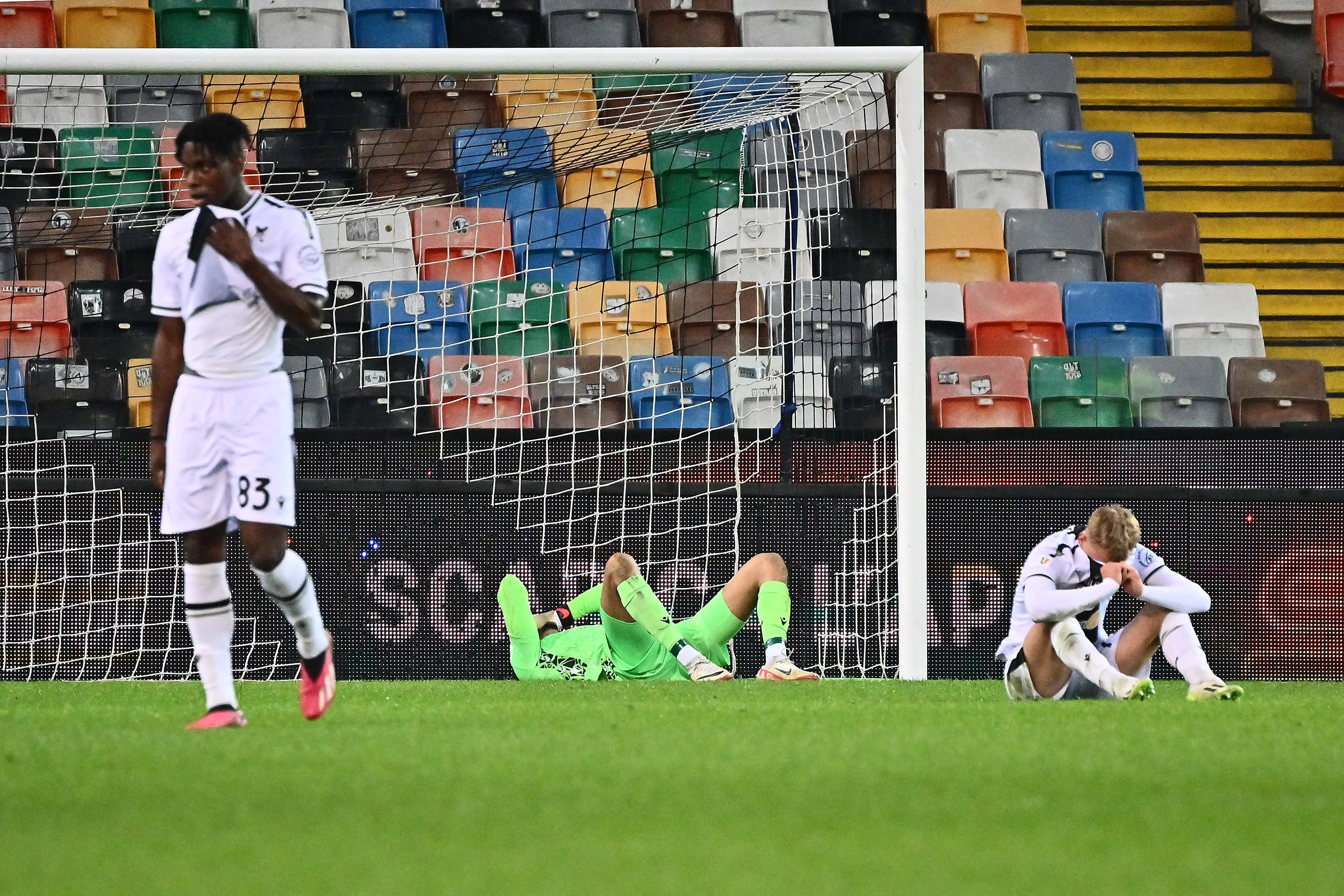 la delusione dei giocatori bianconeri dopo l'eliminazione ad opera del Cagliari © Foto Petrussi