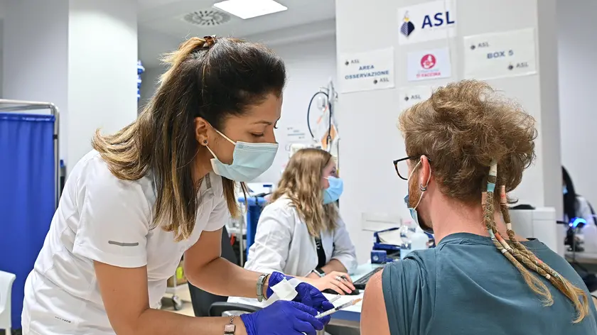 Inizio delle somministrazioni della terza dose del vaccino anti COVID per le persone fragili e immunodepresse presso l’ospedale San Giovanni Bosco, Torino, 20 settembre 2021 ANSA/ALESSANDRO DI MARCO