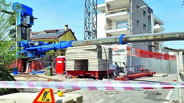 L’autogrù ribaltata in via Planton a Pordenone l’11 aprile 2022