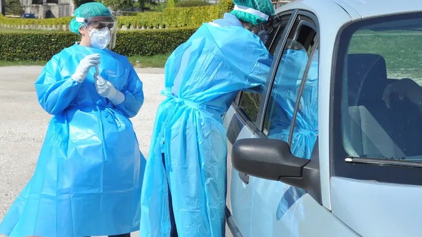 Tolmezzo 6 Aprile 2020. Coronavirus. Tamponi in auto. © Foto Petrussi