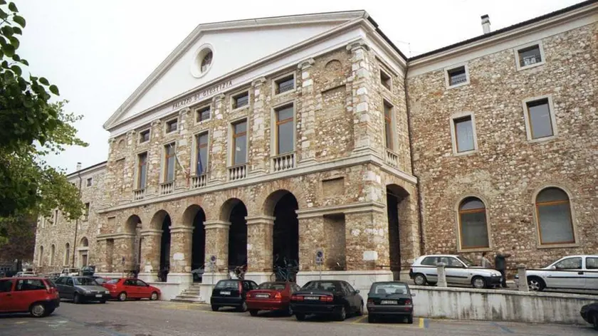 ANTEPRIMA UDINE GENNAIO 2002 TRIBUNALE NUOVO TELEFOTO COPYRIGHT FOTO AGENCY ANTEPRIMA
