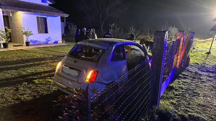 L'auto, una Fiat 500, è finita nel giardino di un'abitazione privata