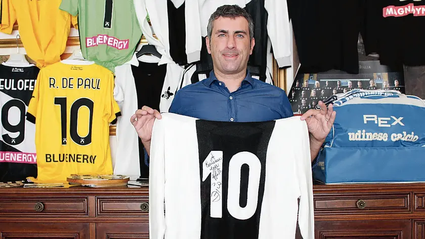 Emiliano Foramiti, 44 anni, con la maglia dell’Udinese edizione ’83-’84 di Zico, il fuoriclasse brasiliano che giocò due stagioni in Friuli