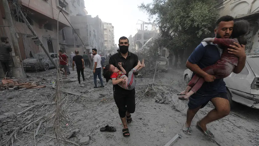 epa10945348 Palestinians carry wounded children following Israeli airstrikes on northern Gaza, 28 October 2023. More than 7,000 Palestinians and at least 1,300 Israelis have been killed, according to the IDF and the Palestinian health authority, since Hamas militants launched an attack against Israel from the Gaza Strip on 07 October, and the Israeli operations in Gaza and the West Bank which followed it. EPA/MOHAMMED SABER