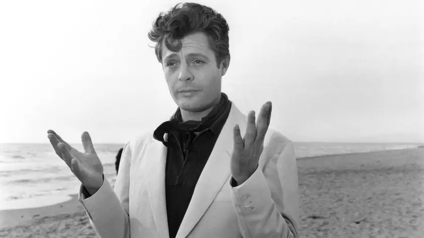 Marcello Mastroianni in una scena de "La dolce vita", di Federico Fellini