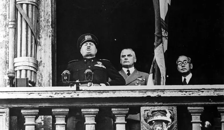 11-12-1941 - Il Duce parla dal balcone di palazzo Venezia - Dichiarazione guerra agli Stati Uniti