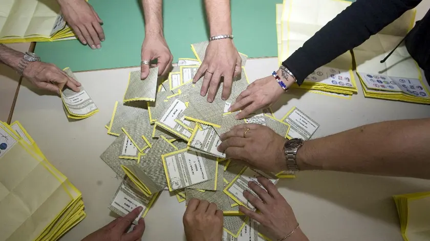 20070611 - GENOVA - POL - BALLOTTAGGI: SEGGI CHIUSI, AL VIA OPERAZIONI SCRUTINIO - Ballottaggio per la Provincia di Genova. Lo scrutinio delle schede. Alle ore 15 sono stati chiusi i seggi per il turno di ballottaggio che ha interessato 69 Comuni, di cui 8 capoluoghi, e la Provincia di Genova. Subito dopo la chiusura della votazione sono iniziate, in tutte le sezioni, le operazioni di riscontro: ovvero l'accertamento del numero di coloro che hanno votato e il conteggio delle schede rimaste per accertare che il loro numero corrisponda con quello degli elettori della sezione che non hanno votato per questo turno. LUCA ZENNARO/ ANSA /BGG....