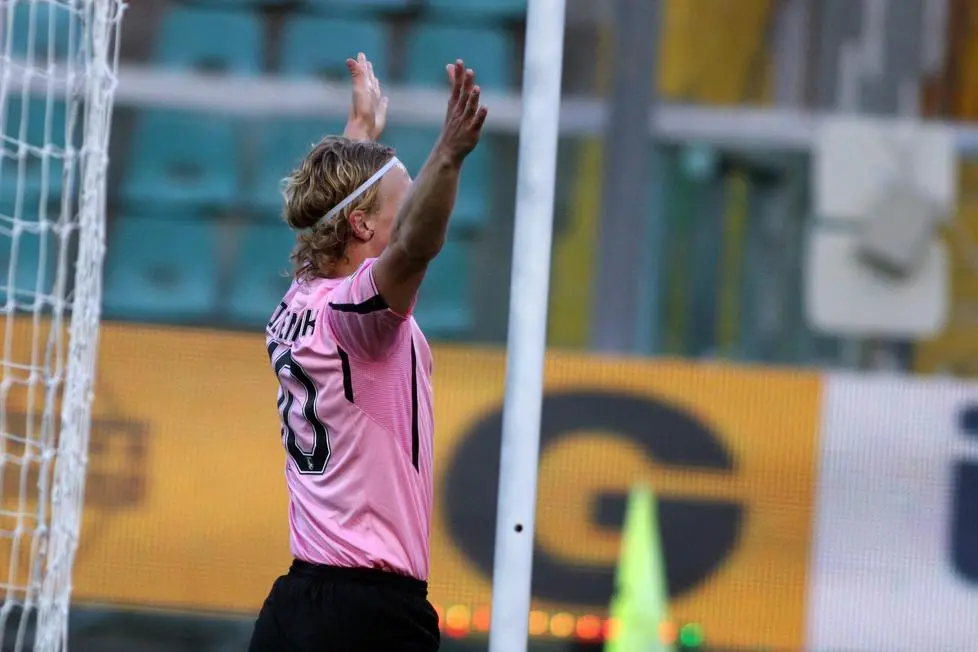 Palermo Oscar Hiljemark celebrates after the 2-0 scores during the Serie A soccer match Palermo vs Udinese at Renzo Barbera stadium in Palermo, 24 Jamuary 2016. ANSA/CORRADO LANNINO