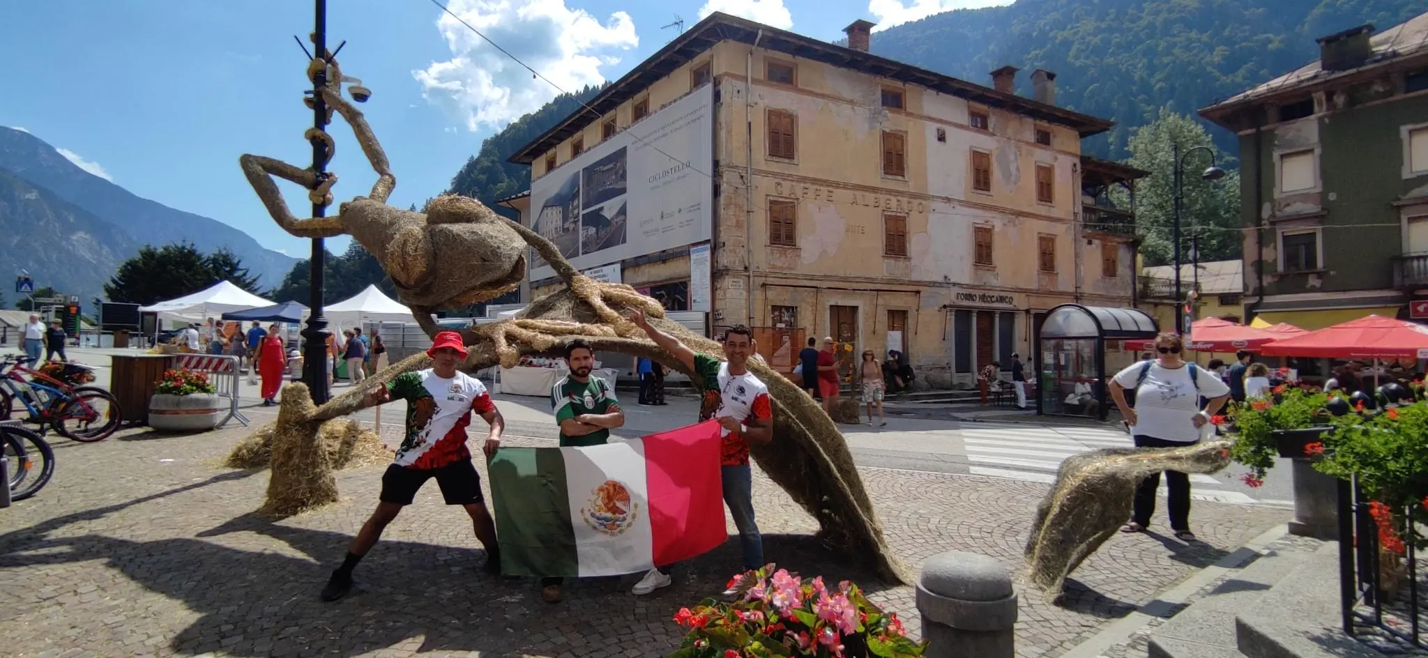 A Pontebba, in occasione di Fen Art 2024, sono arrivati artisti da Indonesia, Stati Uniti, Croazia, Slovenia, Ucraina, Lituania e Messico per la realizzazione di animali e creature fiabesche. Il comune si è riempito di visitatori sin dalla mattina di domenica 14 luglio, giunti per ammirare le sculture dei sei team costruite con impalcature di ferro, legno e rivestimento di paglia e fieno.