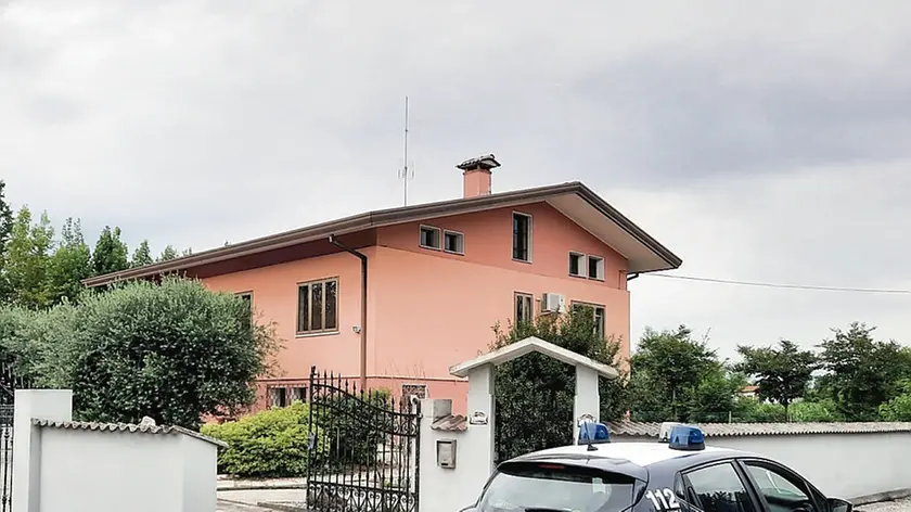 Una pattuglia dei carabinieri davanti alla villetta di Fiume Veneto in cui la donna è stata trovata priva di vita