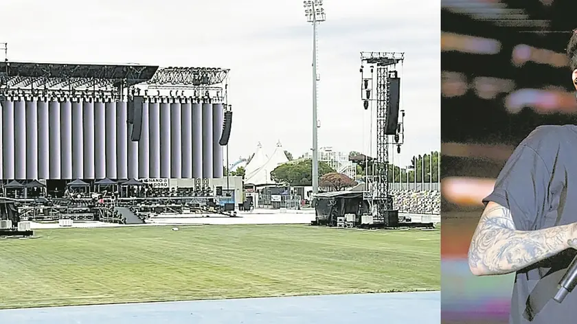 Il palco in allestimento allo Stadio Teghil di Lignano per il concerto di Ultimo in programma sabato, per l’artista è un ritorno dopo il live del 2019