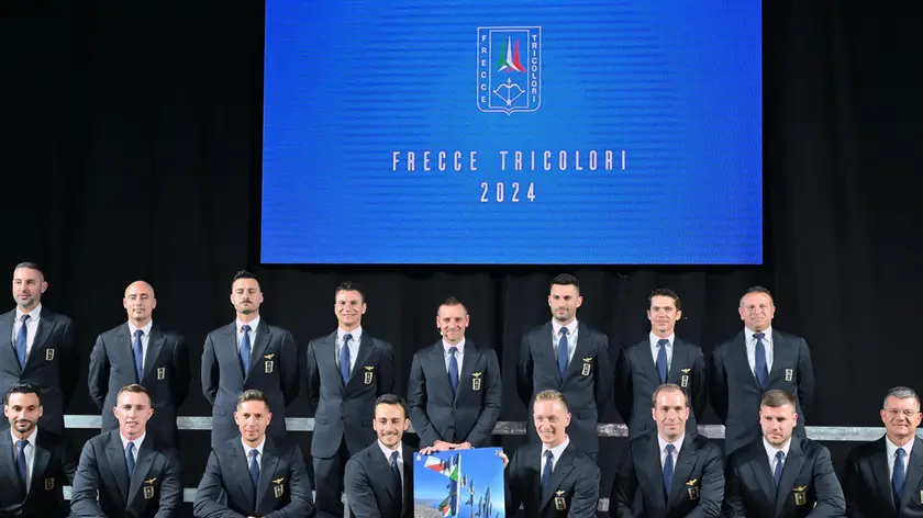 La nuova formazione delle Frecce tricolori mentre mostra il calendario 2024 (foto Petrussi)