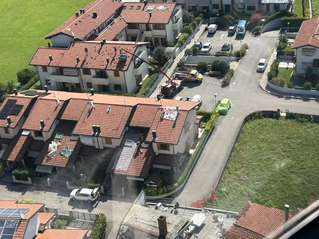 Tegole in frantumi, squarci nei tetti e danni ingenti a impianti solari e fotovoltaici. La grandinata record di lunedì 24 luglio ha lasciato i segni del suo passaggio in gran parte del Friuli con il Comune di Mortegliano tra i più colpiti.