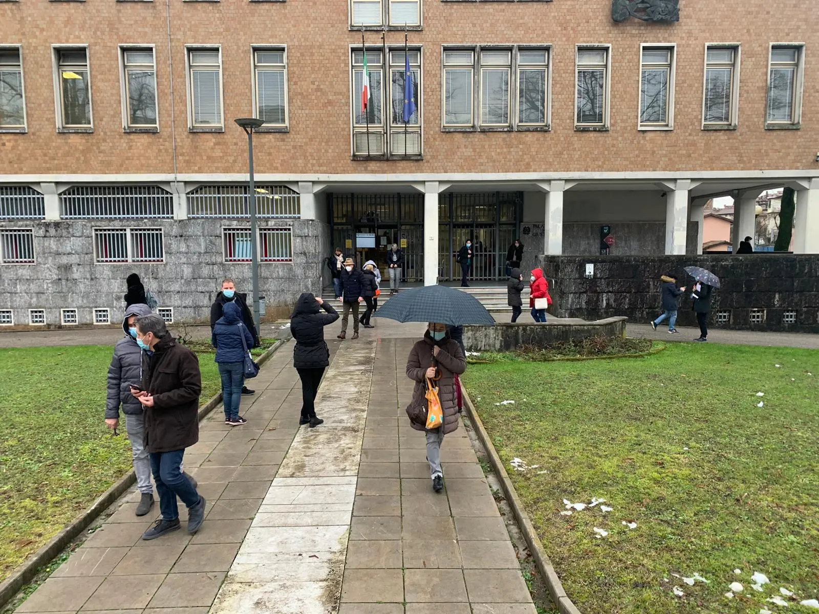 Pordenone, fuori dal tribunale