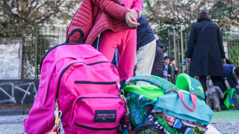 Gli alunni e i genitori della scuola Tommasei di piazza Cavour, a Torino, protestano contro la qualità della mensa e i disservizi del servizio, mangiando il pranzo al sacco all'esterno dell'istituto, 3 novembre 2023. (zaini, zaino, generica, simbolica, scuola, istruzione, primaria, bambini, classi, classe) ANSA/JESSICA PASQUALON