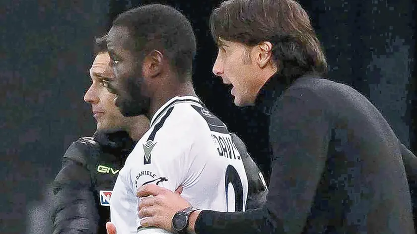 Gabriele Cioffi impartisce le ultime indicazioni a Davis prima di mandarlo in campo