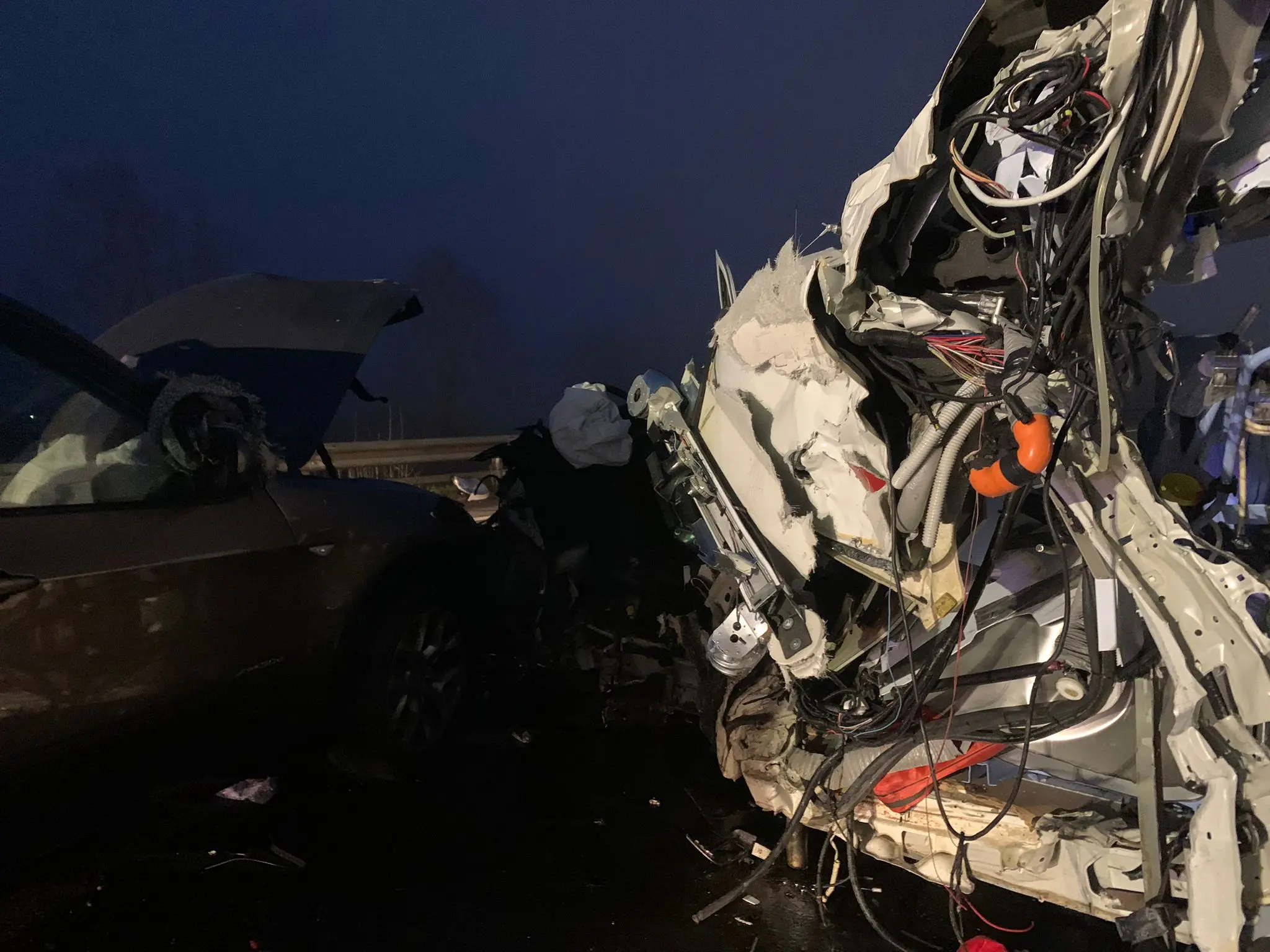 Un terribile incidente è costato la vita a tre persone oggi, martedì 2 gennaio, lungo la Cimpello-Sequals, all’altezza di Zoppola. A scontrarsi sono stati un’ambulanza della croce rossa, un Suv Bmw X5 e un camion. Il bilancio è tragico: cinque persone coinvolte, tre vittime e due feriti ricoverati in ospedale. Tra le ipotesi al vaglio un’invasione di corsia in un tratto di carreggiata contrassegnato dalla linea continua la causa dell'incidente. Ancora al lavoro le forze dell'ordine nonostante l'arrivo del buio: le immagini dal luogo dell'incidente © Foto Brisotto/Petrussi