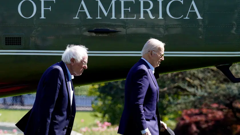 epa11294721 US President Joe Biden (R) walks with Senator Bernie Sanders (I-VT) to the Oval Office of the White House upon his return to Washington, DC, USA, 22 April 2024, after a weekend in Delaware. EPA/Yuri Gripas / POOL