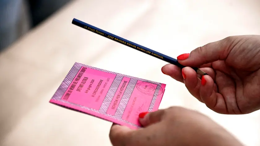 Una scheda in un seggio elettorale per le elezioni europee, Roma, 8 giugno 2024. ANSA/RICCARDO ANTIMIANI -- A ballot paper in a polling station for the European elections, Rome, 8 June 2024. ANSA/RICCARDO ANTIMIANI
