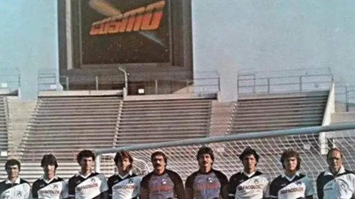 L’Udinese 1984-’85 posa allo Stadio Friuli con il Cosmo sullo sfondo