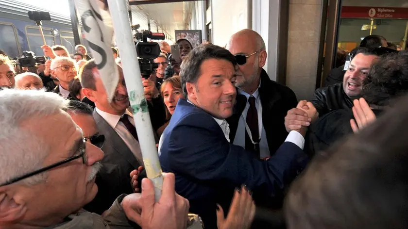 Udine 8 novembre 2017. Arrivo Renzi in stazione. © Foto Petrussi
