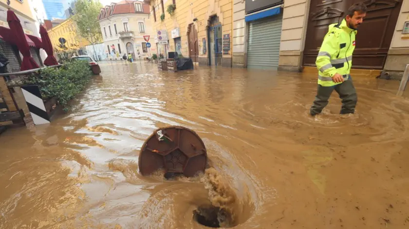 Persone in difficoltà nel quartiere Isola a causa dell'esondazione del fiume Seveso avvenuta dopo che un violento temporale si è abbattuto la scorsa notte su Milano e sulla Brianza, 31 ottobre 2023. Alcune zone della città sono allagate. ANSA / Paolo Salmoirago /// People in difficulty in Isola quarter because of the flooding of the river Seveso occurred after a violent storm hit last night in Milan and Brianza, Italy, 31 October 2023. Some areas of the city are flooded. ANSA / Paolo Salmoirago +++ BEST QUALITY AVAILABLE +++