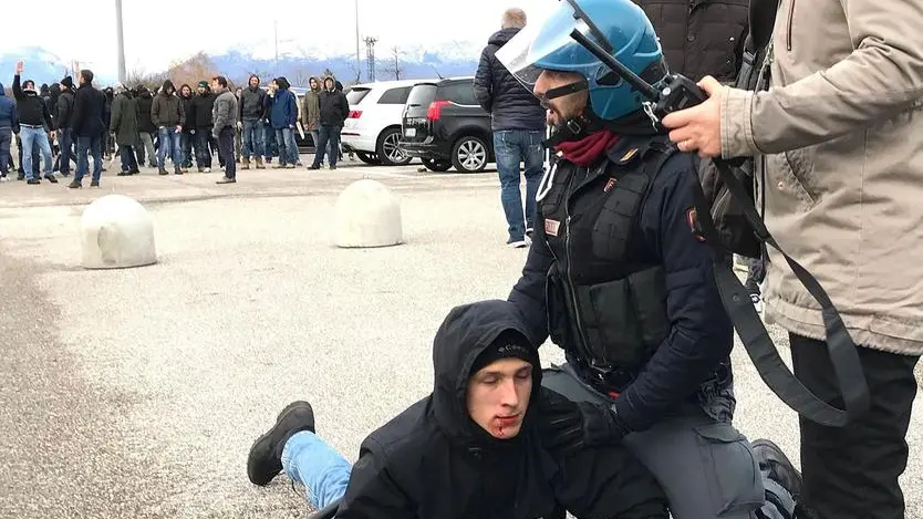 L'intervento della polizia prima dell'incontro di calcio tra Udinese e Napoli allo stadio Friuli di Udine, 26 novembre 2017. ANSA/ ALBERTO LANCIA