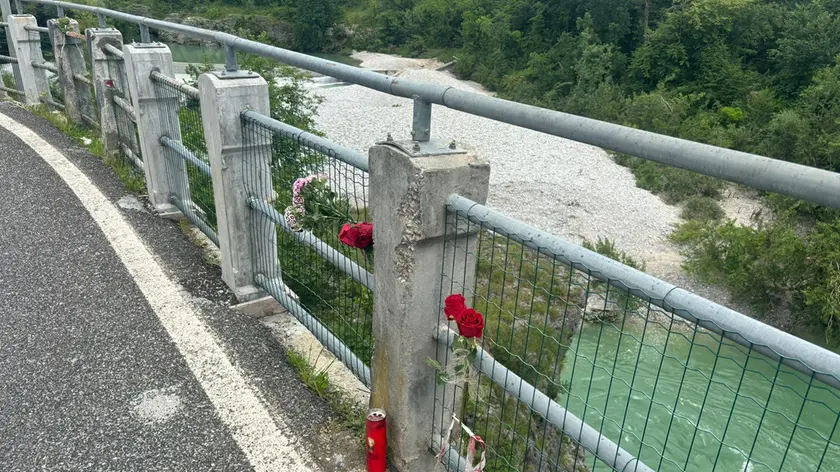 Sulla ringhiera del ponte Romano sono apparsi fiori e alcune rose rosse