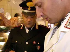 20040714 - NAPOLI - CRO - ALIMENTARE: DAL PANE AL VINO LA TRUFFA E' SERVITA. Militari del Nas dei carabinieri controllano latticini e formaggi in vendita in una salumeria, oggi a Napoli. Il quadro sulle situazioni di illegalita' che mettono a rischio la sicurezza alimentare, e' stato elaborato sulla base degli ultimi rapporti disponibili redatti dai Carabinieri per la Sanita' (Attivita' Operativa 2002), dall'Ispettorato repressione frodi del Ministero delle Politiche Agricole e Forestali (rapporto 2003), e sull'elenco delle sentenze passate in giudicato pubblicate dal Ministero della Salute (febbraio 2004). Si scopre cosi' che, secondo il rapporto 2002, il valore dei sequestri effettuati dai Carabinieri per la Sanita' durante le ispezioni nel settore alimentare e' stato di oltre 102 milioni di euro. CIRO FUSCO - ANSA - KRZ