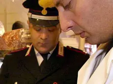 20040714 - NAPOLI - CRO - ALIMENTARE: DAL PANE AL VINO LA TRUFFA E' SERVITA. Militari del Nas dei carabinieri controllano latticini e formaggi in vendita in una salumeria, oggi a Napoli. Il quadro sulle situazioni di illegalita' che mettono a rischio la sicurezza alimentare, e' stato elaborato sulla base degli ultimi rapporti disponibili redatti dai Carabinieri per la Sanita' (Attivita' Operativa 2002), dall'Ispettorato repressione frodi del Ministero delle Politiche Agricole e Forestali (rapporto 2003), e sull'elenco delle sentenze passate in giudicato pubblicate dal Ministero della Salute (febbraio 2004). Si scopre cosi' che, secondo il rapporto 2002, il valore dei sequestri effettuati dai Carabinieri per la Sanita' durante le ispezioni nel settore alimentare e' stato di oltre 102 milioni di euro. CIRO FUSCO - ANSA - KRZ