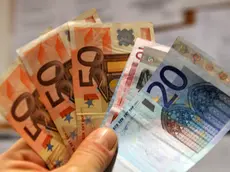 Banconote euro fotografate il 05 dicembre 2011 a Lucca. Nel primo trimestre del 2012, tenuto conto dell'inflazione, il potere d'acquisto delle famiglie consumatrici, cioé il reddito disponibile in termini reali, è calato dell'1% su base congiunturale del 2% su base annua. Lo rileva l'Istat...ANSA/FRANCO SILVI