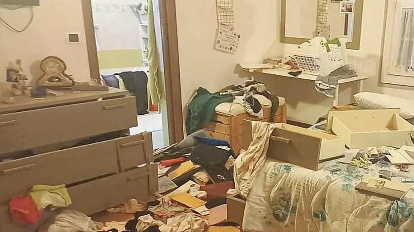 La casa messa a soqquadro dai ladri in una foto fornita da una delle famiglie sanvitesi bersaglio dei malviventi