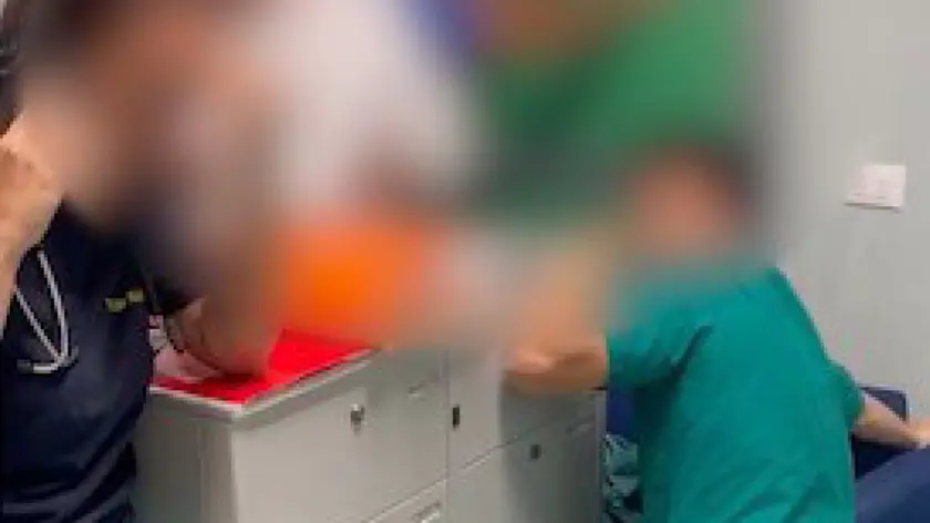 Muore durante operazione, parenti aggrediscono medici