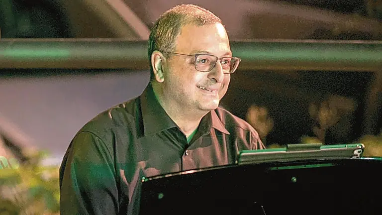 Andrea Tomasi sul palco durante un evento musicale