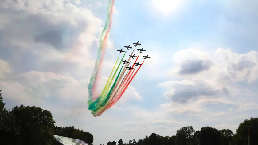 epa08650502 Jets of the "Frecce Tricolori" aerobatics team of the Italian Air Force release colours of the Italian national flag as they fly over race track prior to the 2020 Formula One Grand Prix of Italy at the Monza race track, Monza, Italy 06 September 2020. EPA/Matteo Bazzi / Pool